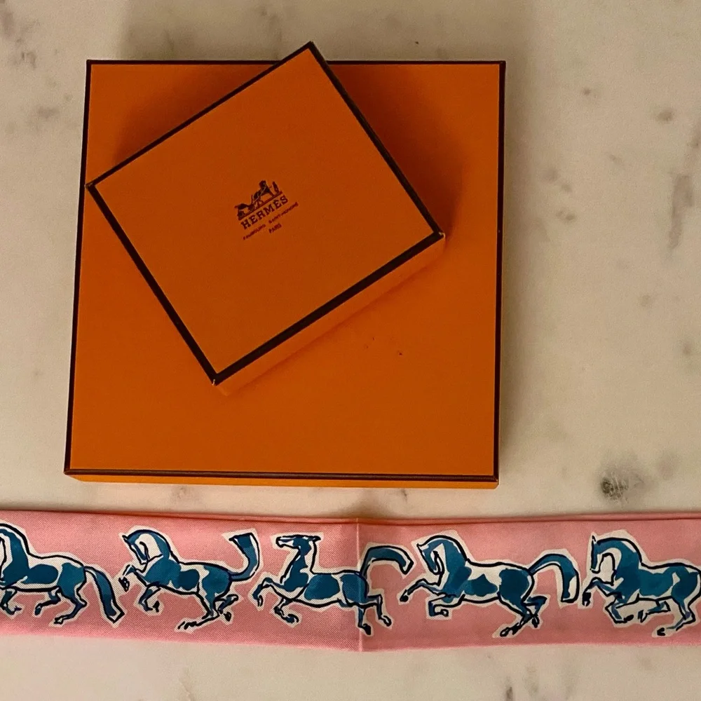 Hermès—Pink & Blue Horse Print Twilly - Picture 6 of 8